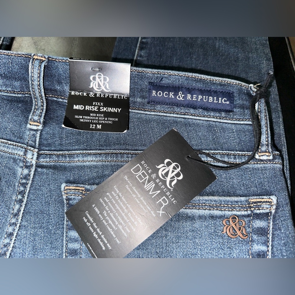 Rock & Republic Mid Rise Skinny Jeans - Picture 4 of 5